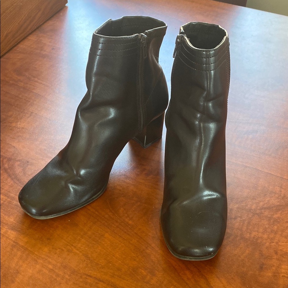 Sleek Zip-Up Size 10 Heeled Boots